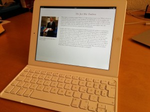 Mithilfe einer Tastatur wird ein iPad fast zum Laptop