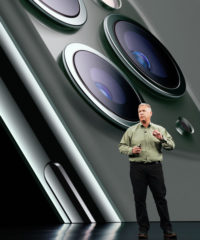 Phil Schiller mit dem iPhone 11 Pro auf der Apple Keynote 2019